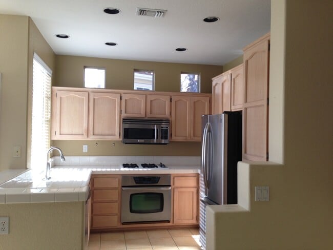 Building Photo - Beautiful 2 Bed, 2 Bath Sabre Springs Townhome with 1 Car Garage