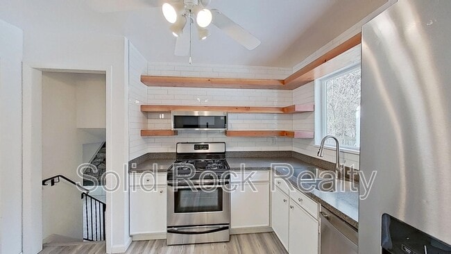 Building Photo - 4018 Goldenrod Dr