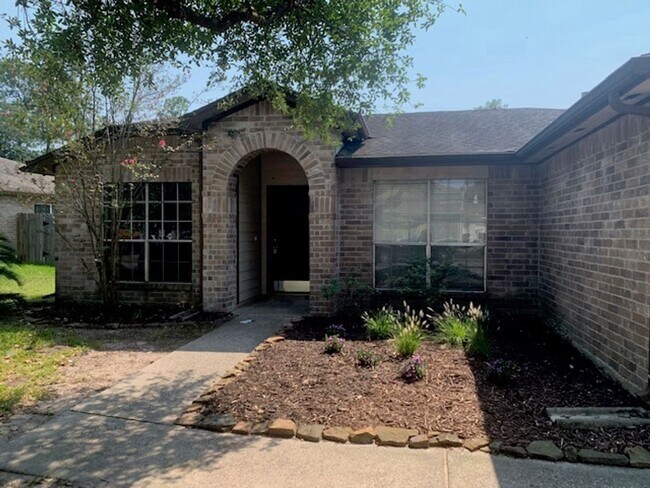 Building Photo - What a Find! 4 Bedrooms!