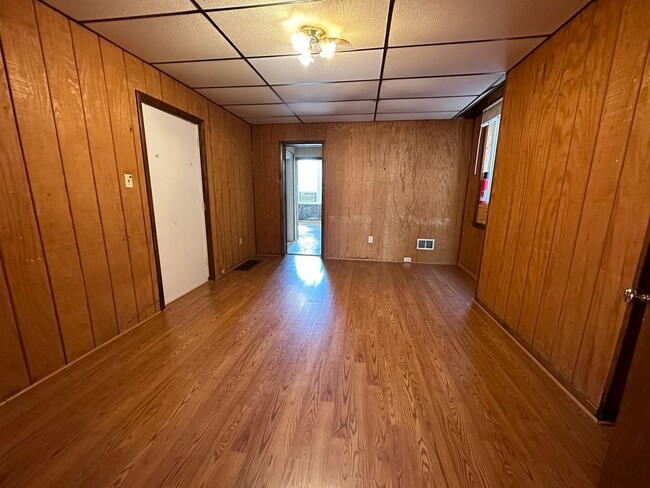 Building Photo - Cozy Two Bedroom Apartment! Great Oakland ...