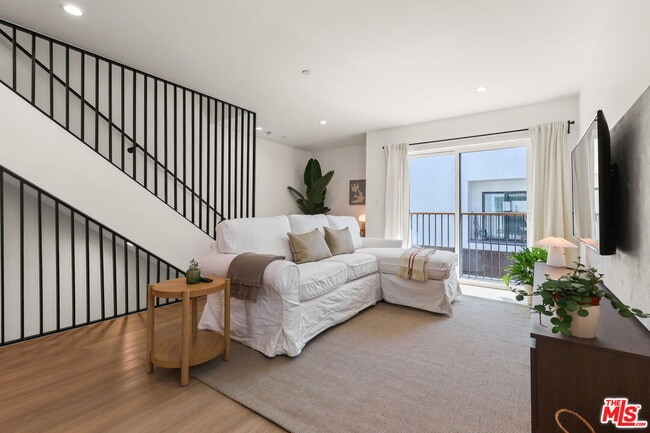 Foto del edificio - 843 Mariposa Ave