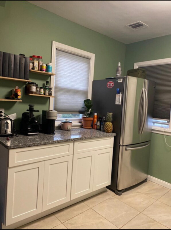 Foto del edificio - 235 Lawrence Ave