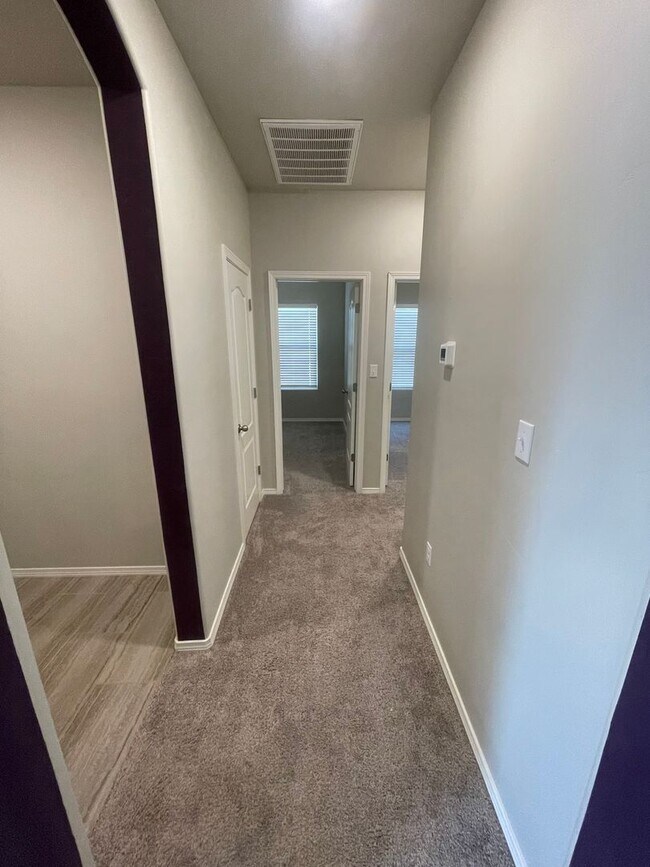 Building Photo - Beautiful home in Legends West *Like New B...