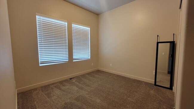 Foto del edificio - Dashing Edgewater Townhome