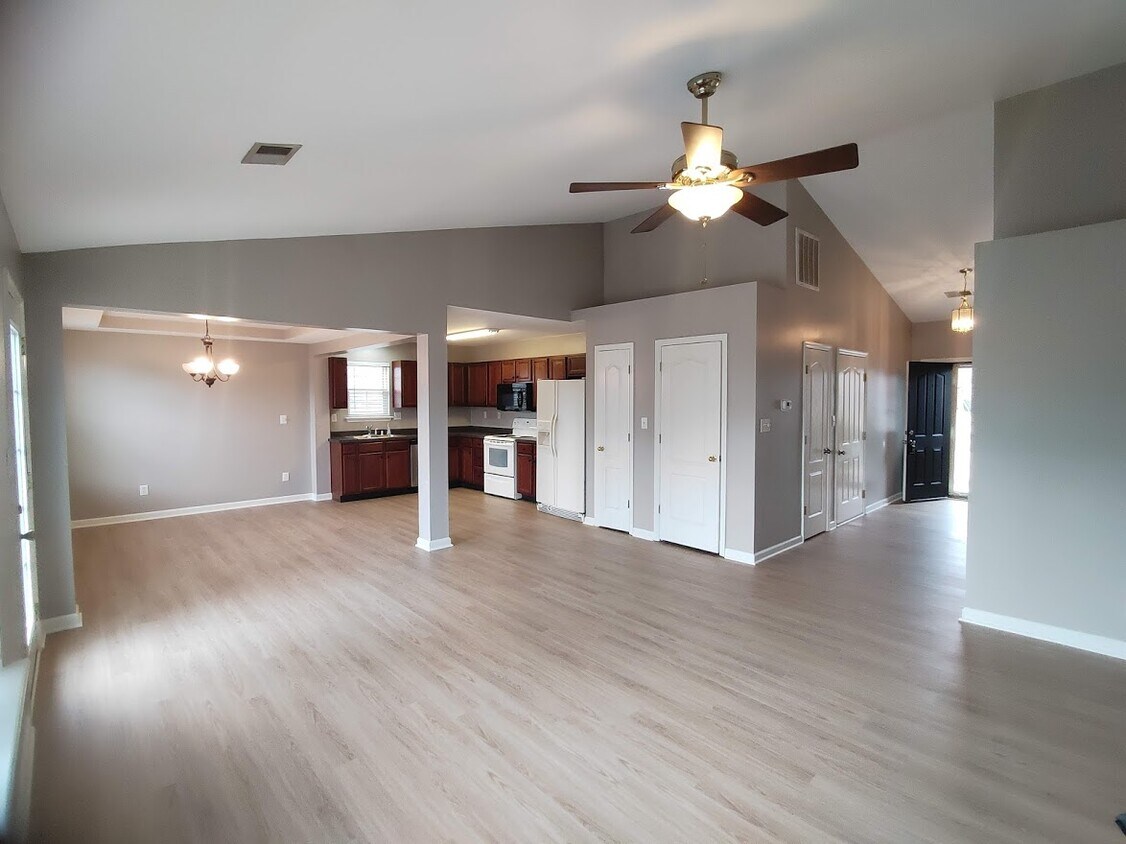 Open Concept Living Space - 2756 Woodlawn Way