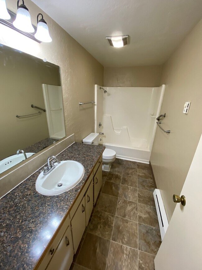 Building Photo - Monarch Dr. Duplex/crema102-305
