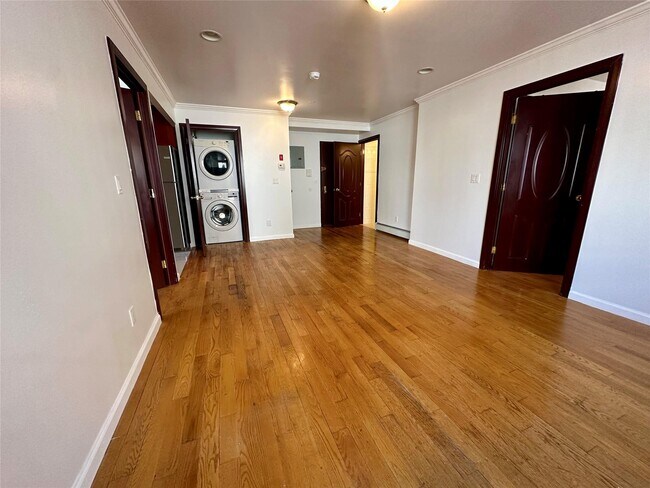 Foto del edificio - 75-48 Parsons Blvd