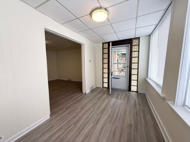 Foto del edificio - Updated 2 BR Apartment