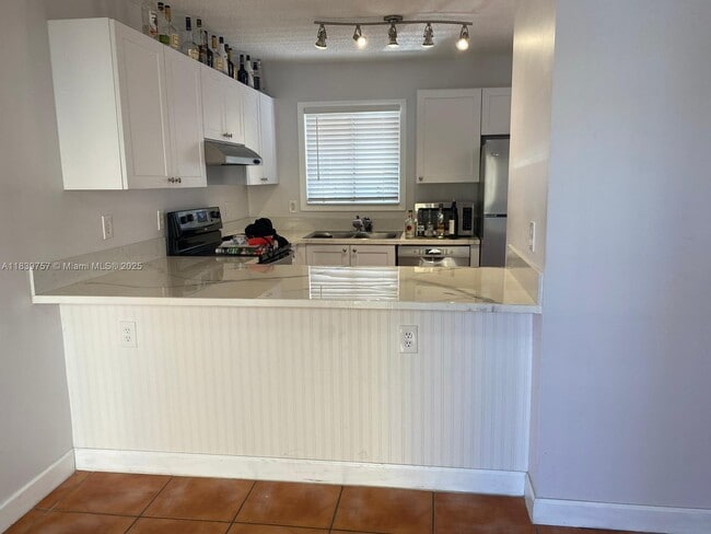 Building Photo - 6215 SW Kendale Lakes Cir