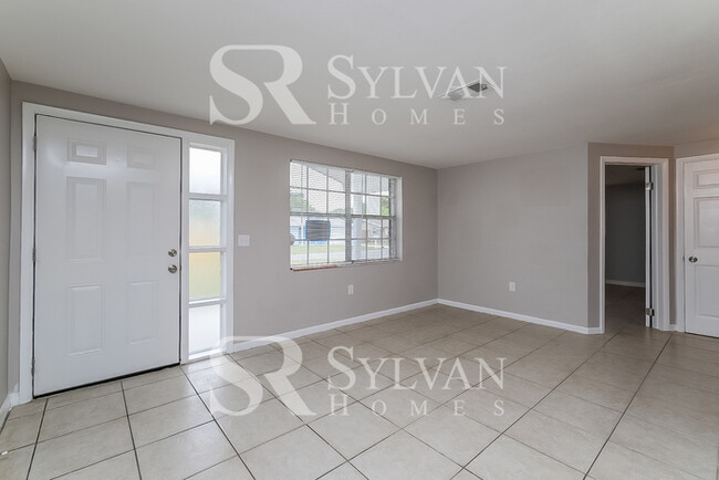 Building Photo - The living is easy in this 2 bedroom, 2 ba...