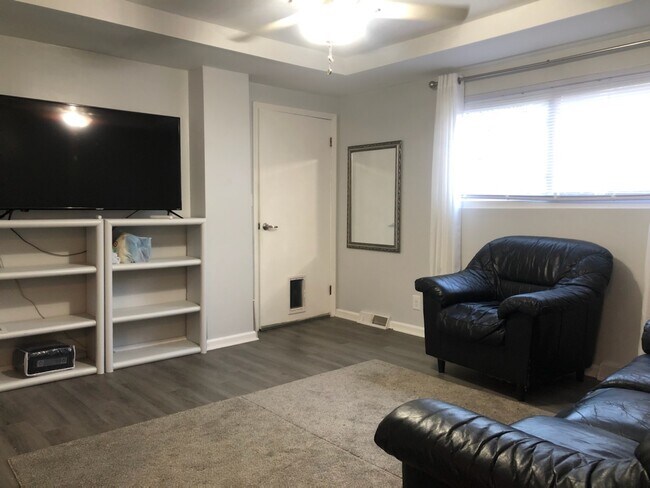 Building Photo - 108 Orris St