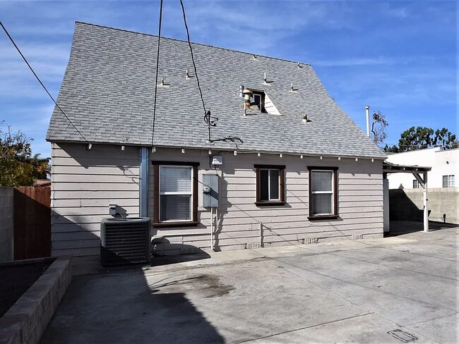 Building Photo - 1215 S Sycamore St
