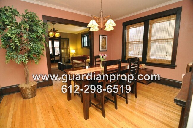 Foto del edificio - Merriam Park Condo Available September 1st, Main Floor Corner Unit, Hardwood Floors, Sunroom, Par...