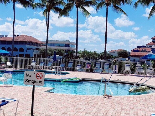 Foto del edificio - 6815 Via Regina