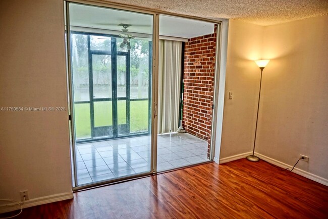 Building Photo - 3660 Inverrary Dr
