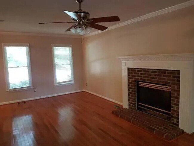 Building Photo - 705 Valley Dr