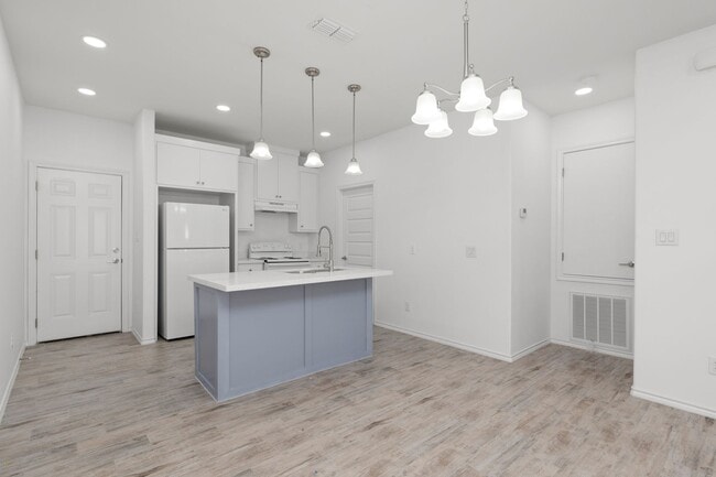Building Photo - 2715 Maria Dr