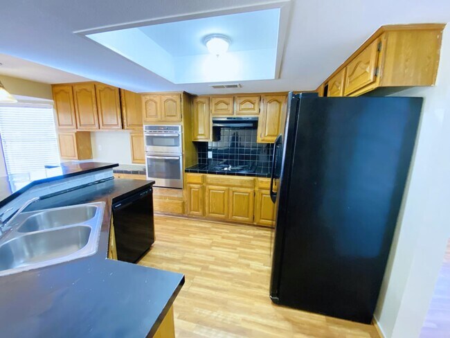 Foto del edificio - 302 S Quail Ln