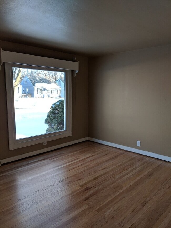 Building Photo - Newly Renovated Single Family Home