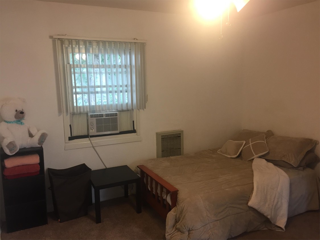 Foto principal - 944 Tiverton Ave