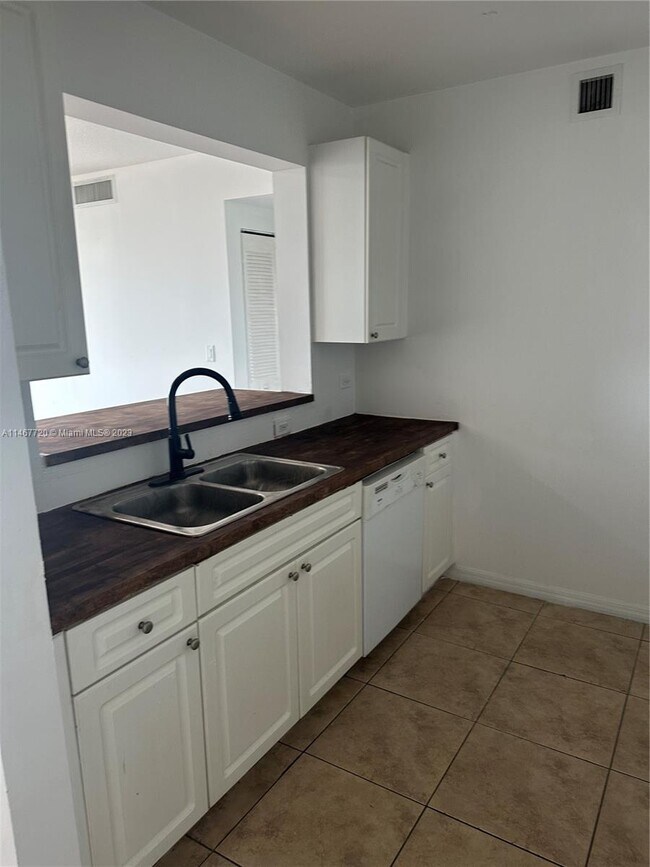 Foto del edificio - 900 SW 8th St