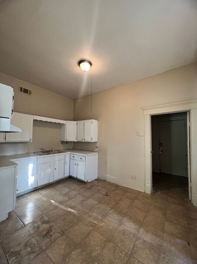 Building Photo - Section 8/Housing Voucher Accepted. First ...