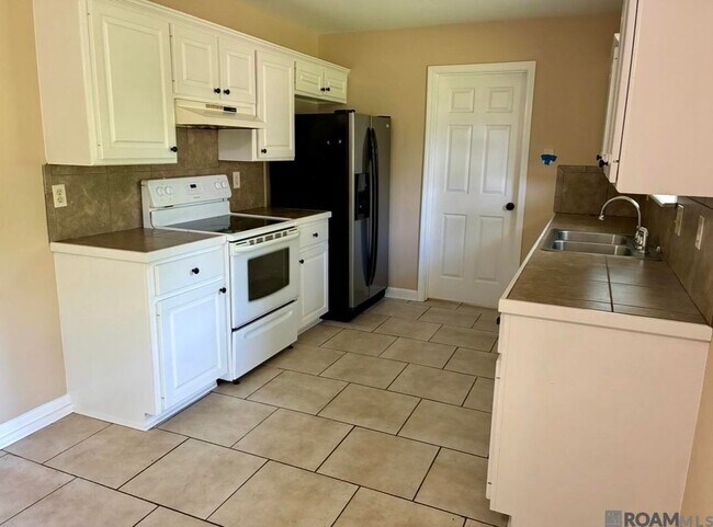 Foto del edificio - 10205 Lake Ridge Ave