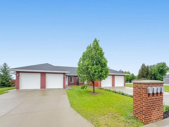 Foto del edificio - TRANQUIL 2 BEDROOM TWINHOME IN BALTIC, LUXURY OF SMALL TOWN LIVING WHILE MINUTES TO SIOUX FALLS