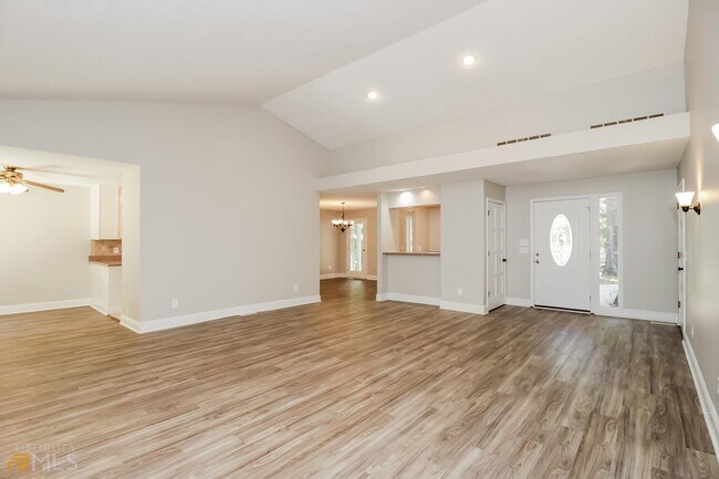 Building Photo - 145 Swan Dr