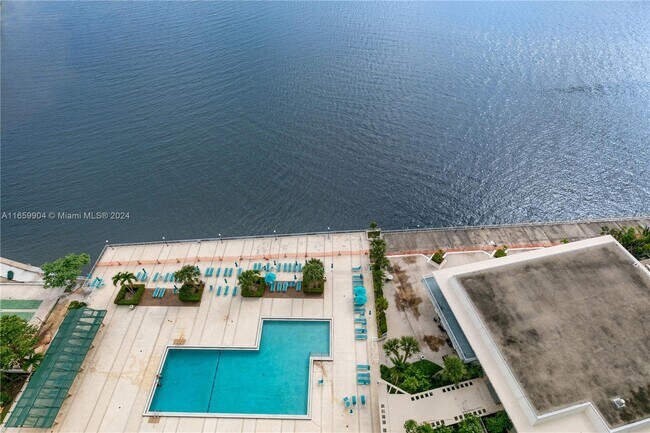 Foto del edificio - 300 Bayview Dr