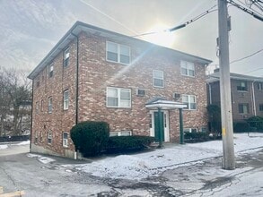 Building Photo - 304 College Farm Rd