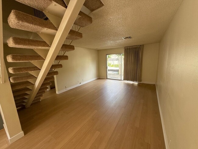 Building Photo - Bright and Airy 2 Story 2 BR/1.5BA townhom...