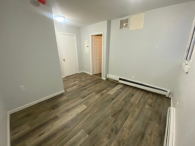 1st bedroom - 135 Hudson St