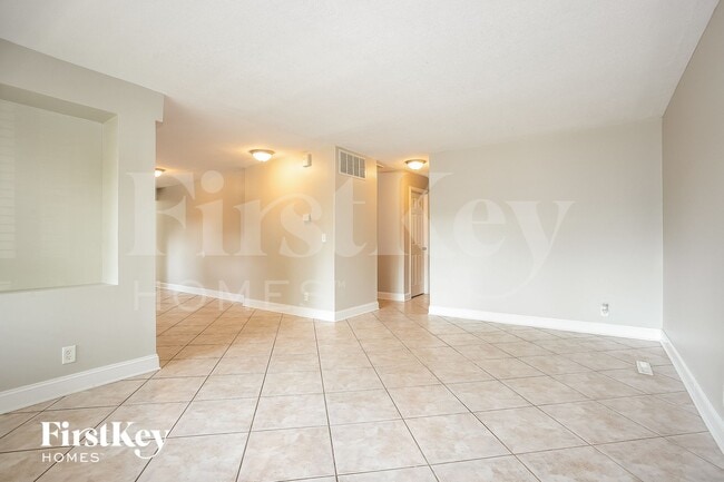 Building Photo - 811 Salem Ln