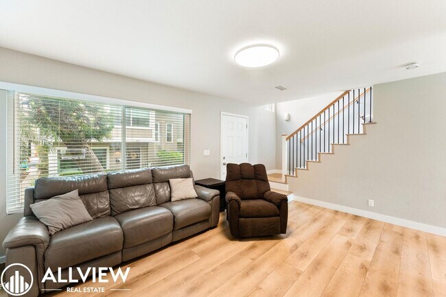 Foto del edificio - Two-Story Gem in Huntington Beach - Modern Upgrades & Private Outdoor Space