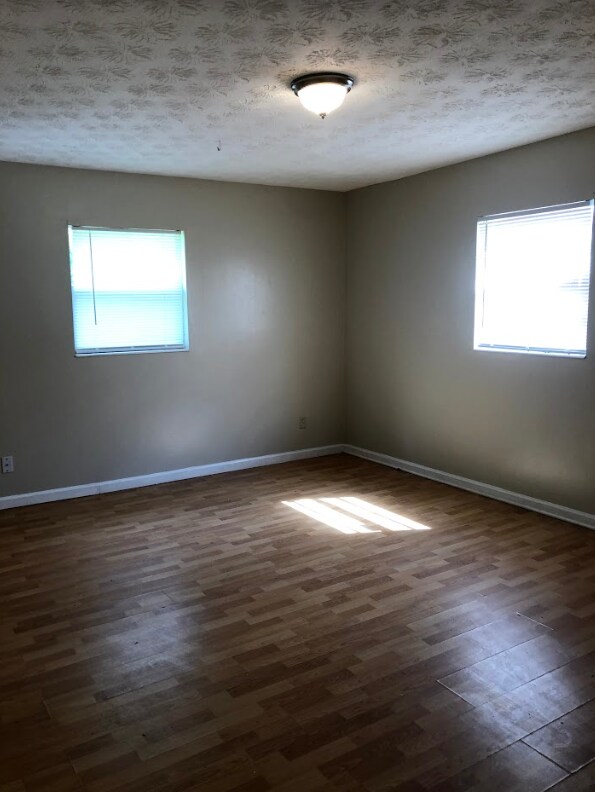 Building Photo - Adorable 3Bd/2Ba home on Jade with a fence...