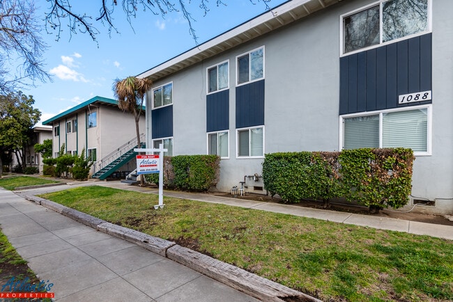 Building Photo - 1088 Roewill Dr