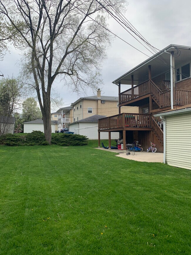 Foto del edificio - 16W771 56th St