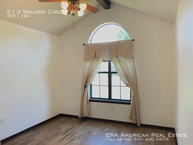 Foto del edificio - 213 Walker Cir W