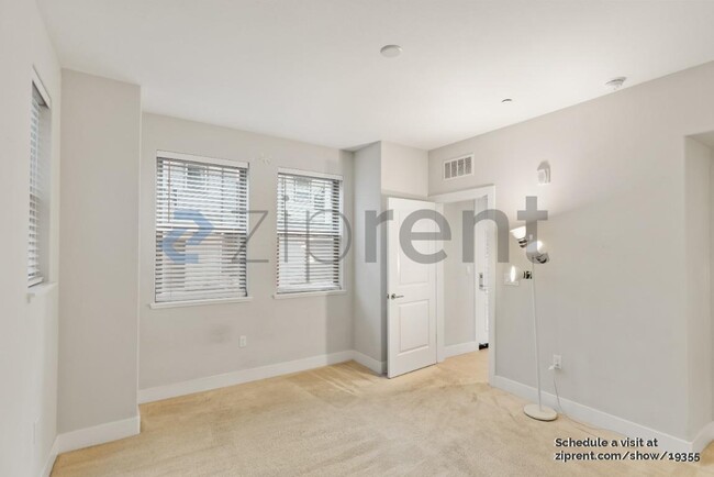 Foto del edificio - 1752 Hazelnut Ln