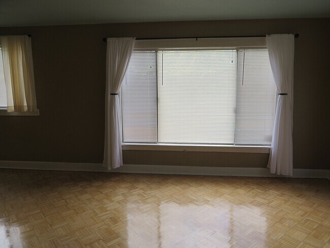 Building Photo - Large Studio Full Kitchen, Utilities, Free...