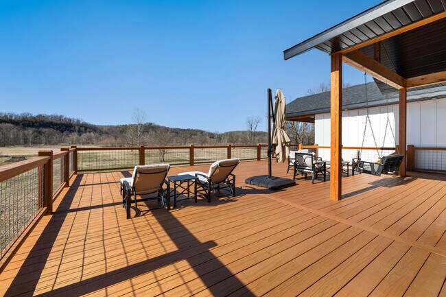 Foto del edificio - 305 Rivercrest Ln