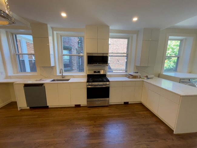 Foto del edificio - STUNNING 4 BED/3 BATH TOWNHOUSE ON BEACON ST.