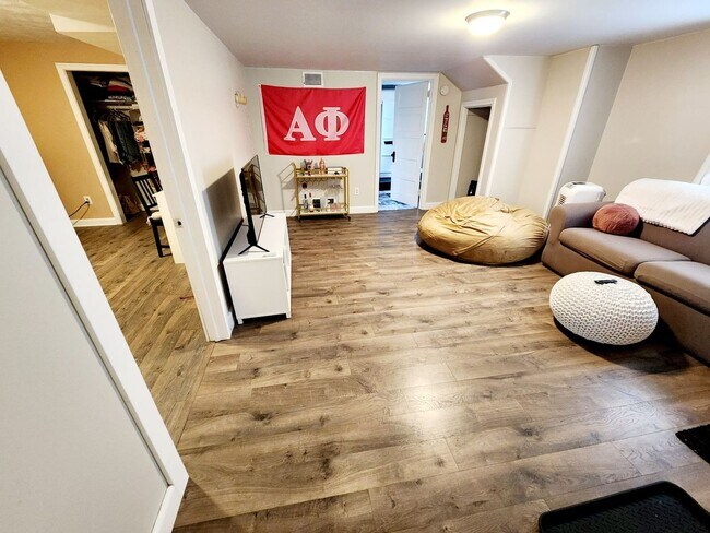 Foto del edificio - 217 McLane Ave