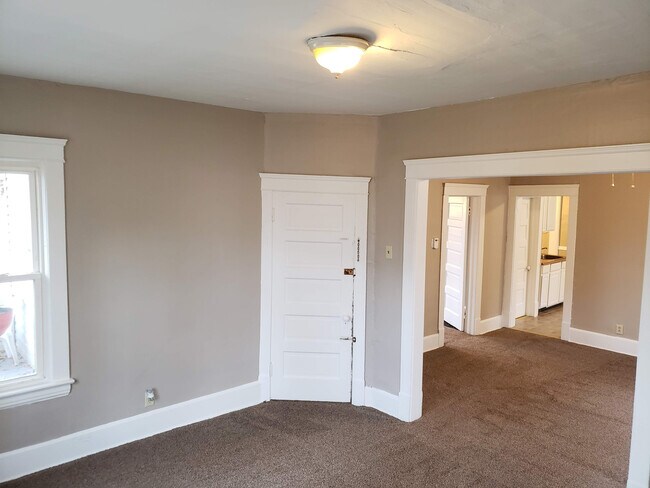 Building Photo - Three Bedroom 1st Floor Duplex with Free W...