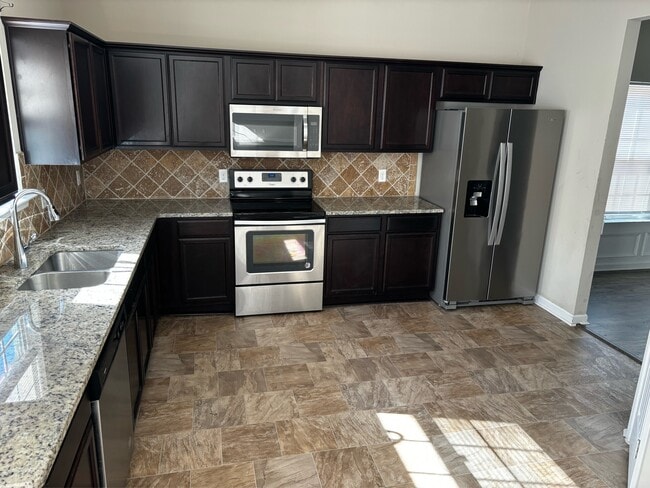 Building Photo - 668 Red Oak Ln