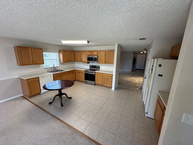 Building Photo - 4 bed 2 bath Lake front home