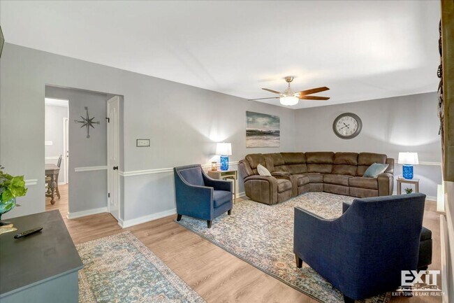 Building Photo - Beautiful Fully Furnished 3 Bed, 2 Bath Ho...