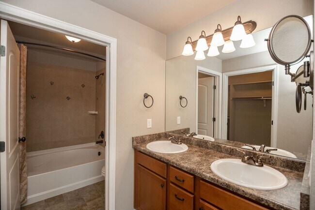 Foto del edificio - 4925 Hahns Peak Dr