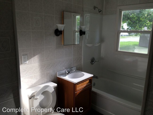 Building Photo - 3200 S Vine St